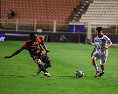 Papão dá show de bola, vence fora de casa e volta a respirar na Segundona